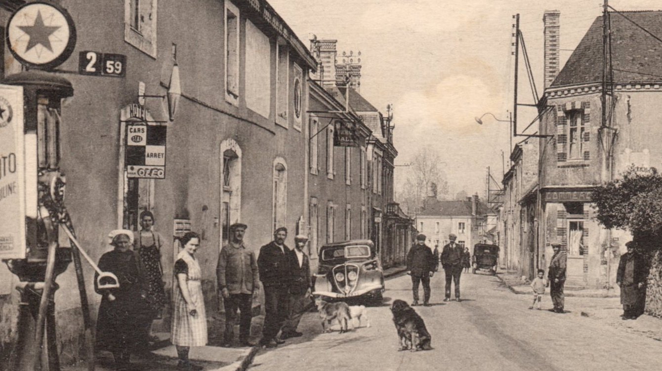 Challes carte postale Rue Principale 1930s Arret de Car - Pompe à Essence 
